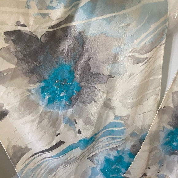 Chico’s Floral Burst Woven Ruana one size fits all in blue watercolor - Picture 2 of 5